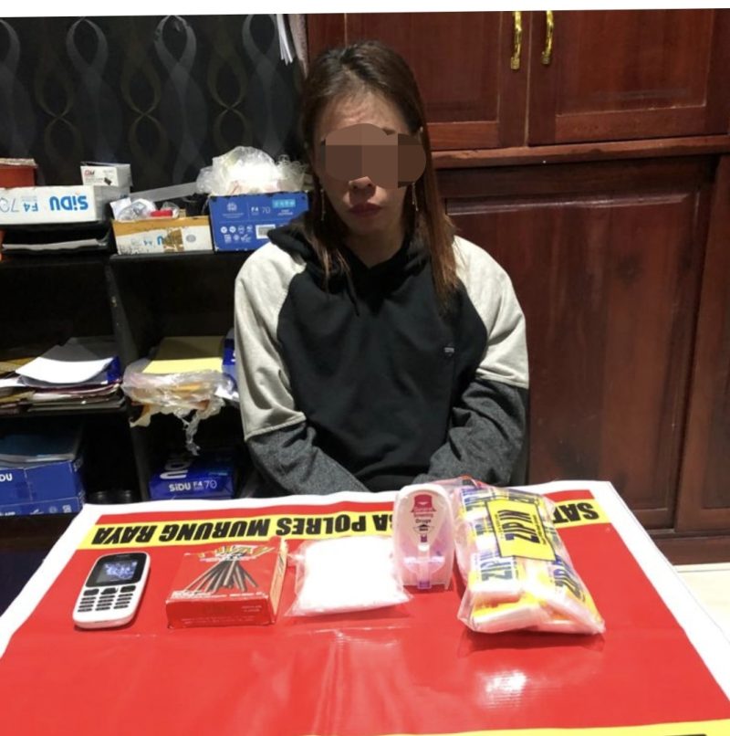Pelaku MI (37) dan barang bukti yang diamankan SatresNarkoba Polres Mura. (foto:suroso/1tulah.com)