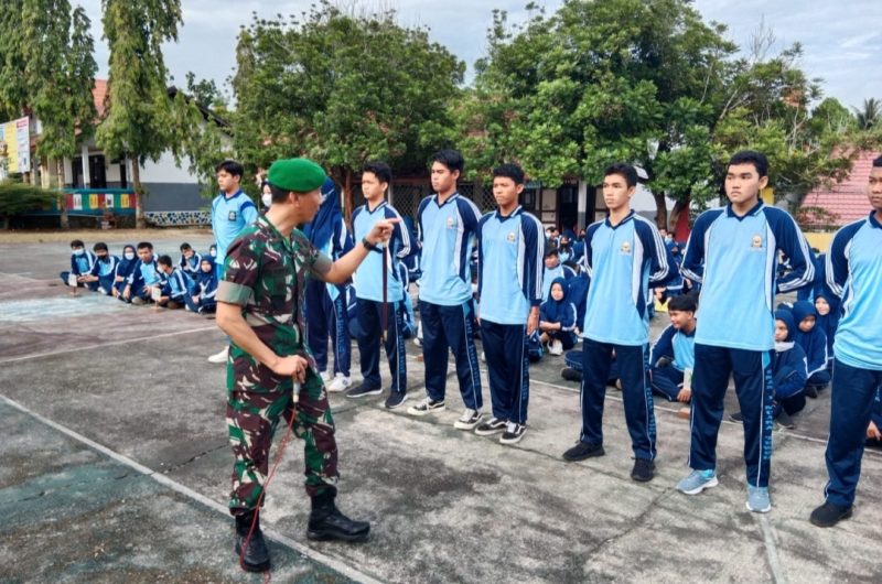 Dandim 1013/Mtw Letkol Inf Edi Purwoko saat  memberikan sosialisasi giat wawasan kebangsaan kepada pelajar SMAN-1 Muara Teweh. (Foto: suroso/1tulah.com)