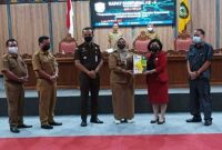 Wakil Bupati Kotim Irawati menyerahkan LKPj kepada Ketua DPRD Kotim, Rinie Anderson.Foto.Ifit/1tulah.com