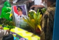 Suasana riuh ratusan pelayat seketika menjadi hening ketika terdengar lantunan adzan dikumandangkan, menandai mulai dimasukkannya jenazah Haji Muhammad Taufiq Mukri ke liang lahat, Minggu (15/5) malam.Foto.Fitri/1tulah.com