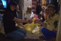 Jajaran Pengurus DPC AWPI Bartim membagikan parsel kepada masyarakat kurang mampu di Tamiang Layang Bartim. 
Foto : 1tulah.com/zakirin
