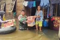 Babinsa Koramil 04/Dusun Timur, Koptu Leluni Chrisdawetis bersama Bhabinkamtibmas menyerahkan bantuan  sembako kepada warga korban banjir. 
Foto: 1tulah.com/zakirin
