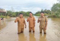 - Pihak pemerintah kecamatan saat memantau kondisi banjir yang meliputi sejumlmah desa diwilayah utara Kabupaten Kotawaringin Timur.(Ist).