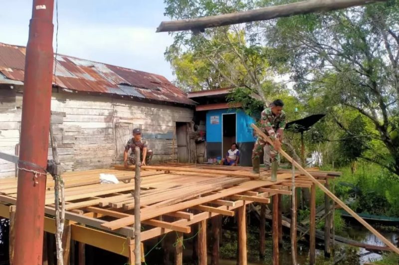 Anggota Kodim 1012 Buntok saat membantu pengerjaan rumah warga yang mendapatkan bantuan bedah rumah. 
Foto. Alifansyah/1tulah.com
