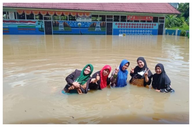 Para guru di Muara Teweh asyik selfie ria usai meengevakuasi perabotan sekolah dari terjangan banjir. Foto.tangkapan facebook