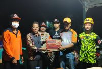 Plt. Kalaksa BPBD dan Pemadam Kebakaran Kabupaten Barito Timur terus memantau kondisi banjir di wilayah Kabupaten Barito Timur  serta menyalurkan bantuan dari Pemerintah Daerah kepada korban banjir.
RESPONSIF-Jajaran BPBD Damkar menyalurkan bantuan untuk warga terdampak banjir, Kamis (26/5/2022) malam. foto.Zakirin/1tulah.com
