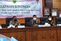 Bupati Barito Timur Ampera AY Mebas didampingi Forum Koordinasi Pimpinan Daerah Bartim, pada acara pelepasan Kontingen Bartim untuk mengikuti FBIM di Palangka Raya. 
Foto:1tulah.com/zakirin

