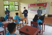 Kasatnarkoba Polres Barsel AKP Bagus Winarmoko (berdiri) saat mensosialisasikan bahaya penyalahgunaan narkoba kepada para pelajar di Buntok Barsel. 
Foto. Alifansyah/1tulah.com
