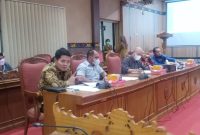 Rapat Badan Pembentukan Peraturan Daerah (Bapemperda) DPRD Kotawaringin Timur (Kotim) bersama pihak pemerintah daerah.
(Foto: Fitri/1tulah.com)
