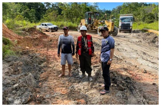 Kades Luwe Hulu saat melihat perbaikan jalan desa. Foto.IST