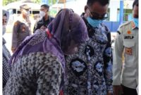 Wakil Buapti Sugianto P Putra didampingi Ketua DPRD Hj Mery Rukaini saat memantau pelaksanaan pilkades di Desa Lemo II. Foto.IST/1tulah.com