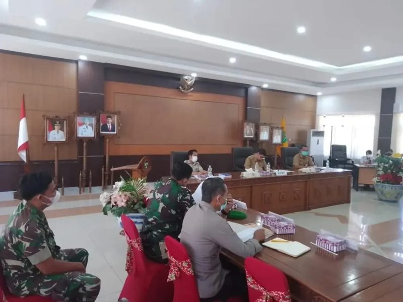 Rapat Koordinasi (Rakor) Penetapan Status Tanggap Darurat Bencana Daerah di Kabupaten Barito Timur yang dipimpin oleh Bupati Bartim Ampera AY Mebas yang dilaksanakan di Ruang Rapat Bupati setempat. 
Foto:1tulah.com/zakirin