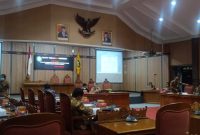 Rapat kerja Bapemperda DPRD Kotawaringin Timur (Kotim) bersama pihak Pemerintah Kabupaten Kotawaringin Timur, diruang Rapat Paripurna.
(Foto: Fitri/1tulah.com)

