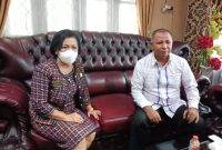 Ketua DPRD Kotim, Dra. Rinie Anderson saat berada di ruang kerjanya di Kantor DPRD Kotim.
