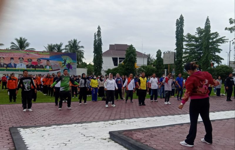 Lisda Arriyana Pj Bupati Barsel (tengah baju putih) bersama seluruh ASN di lingkup Pemda setempat saat berolahraga senam pagi. 
Foto. Alifansyah/1tulah.com
