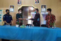 dr. Simon Biring (Masker Hijau) menyerahkan jabatan Kepala Dinas Pemberdayaan Perempuan, Perlindungan Anak dan Keluarga Berencana Kabupaten Barito Timur kepada Plt. DP3AKB Kabupaten Barito Timur H. Rusdianor. 
Foto: 1tulah.com/zakirin

