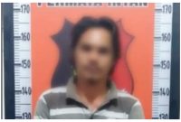 Pelaku (MI) saat diamankan di Mapolsek Permata Intan.Foto.suroso/1tulah.com