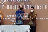 Bupati Barito Timur Ampera AY Mebas menerima hasil pemeriksaan pengelolaan keuangan dari Kepala BPK RI Perwakilan Kalteng Agus Priyono di Palangka Raya.
 Foto: 1tulah.com/zakirin
