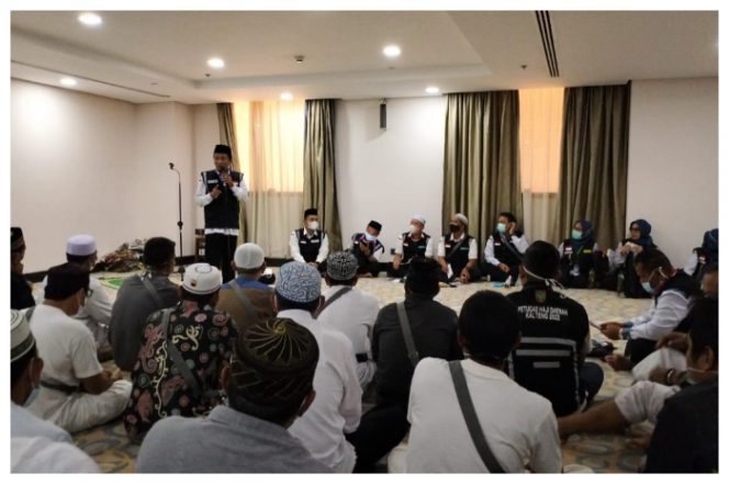 JCH Barito Utara yagn tergabung pada kloter 06 saat mendengarkan arahan petugas haji terkait pemberangkatan ke Armuzna.Foto.Jojon/1tulah.com