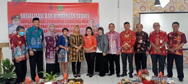Lisda Arriyana, Pj Bupati Barsel (tengah kerudung coklat) saat berfoto bersama unsur Forkopimda usai acara sosialisasi selesai. 
Foto. Alifansyah/1tulah.com

