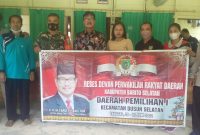 Farid Yusran Ketua DPRD Barsel saat berfoto bersma perangkat Desa Mabuan usai acara Reses. 
Foto. Alifansyah/1tulah.com
