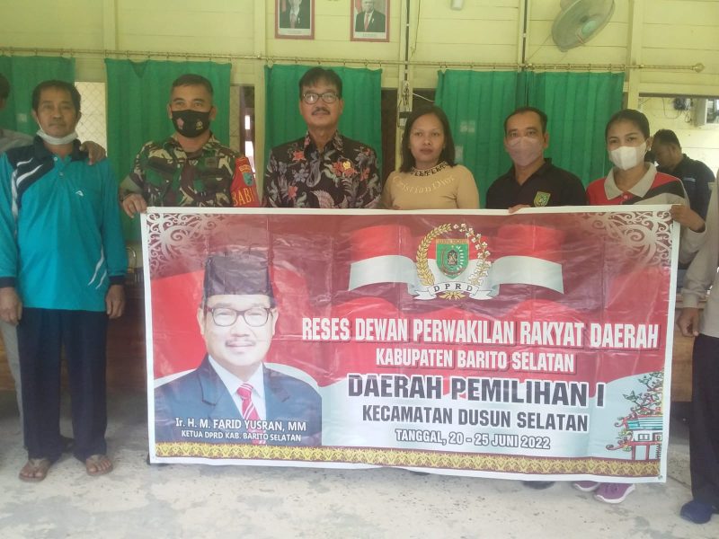 Farid Yusran Ketua DPRD Barsel saat berfoto bersma perangkat Desa Mabuan usai acara Reses. 
Foto. Alifansyah/1tulah.com
