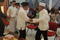 Wabup Mura Rejikinoor bersalaman dengan para CJH usai membuka kegiatan manasik haji. (Foto:suroso/1tulah.com)