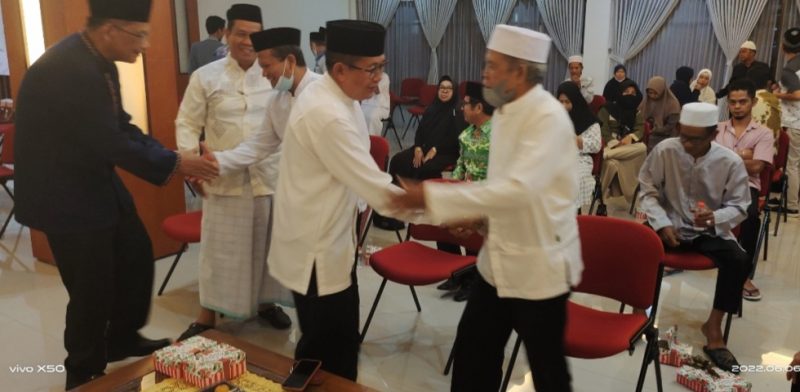 Wabup Mura Rejikinoor bersalaman dengan para CJH usai membuka kegiatan manasik haji. (Foto:suroso/1tulah.com)