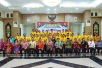 Bupati Mura Perdie M Yoseph foto bersama dengan kontingen Pesparawi Murung Raya. (Foto:suroso/1tulah.com)