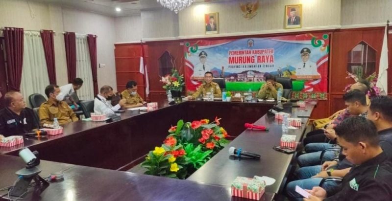 Sekda Mura Hermon saat memimpin rapat persiapan HPN tingkat Provinsi Kalteng. (Foto:suroso/1tulah.com)