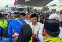 Wabup Mura Rejikinoor bersama pejabat Mura lainnya melepas keberangkatan 25 CJH Mura. (Foto:suroso/1tulah.com)