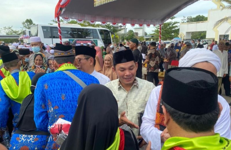 Wabup Mura Rejikinoor bersama pejabat Mura lainnya melepas keberangkatan 25 CJH Mura. (Foto:suroso/1tulah.com)