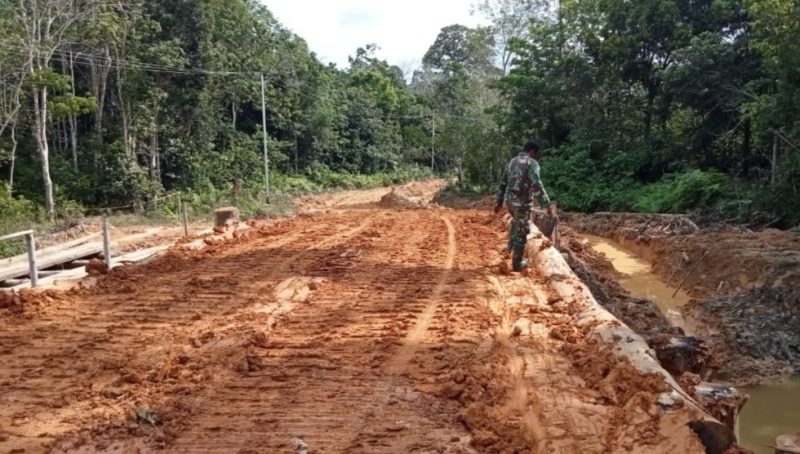 perbaiki jembatan Sungai Loan di Jalan Perusda Km 32 Desa Bengahon Kecamatan Lahei Kabupaten Barito Utara, Minggu (19/06/22) oleh Kodim 1103/Mtw. (Foto :Kodim 1013/ 1tulah.com)