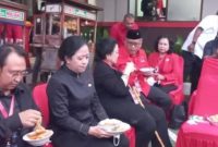 Ketum PDIP Megawati Soekarnoputri makan bakso usai menutup Rakernas II PDIP yang digelar di Sekolah PDIP Lenteng Agung, Jakarta Selatan pada Rabu (23/6/2022).foto suara.com