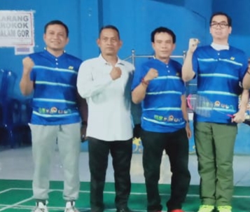 Hermanes anggota DPRD Barsel (tengah sebelah kanan) saat berfoto bersama usai acara sambutan selesai. 
Foto. Alifansyah/1tulah.com
