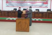 Lisda Arriyana, Pj Bupati dan Farid Yusran, Ketua DPRD Barsel saat menyerahkan 4 buah Ranperda yang telah disetujui semua Fraksi di DPRD Barsel pembahasannya. 
Foto. Alifansyah/1tulah.com

