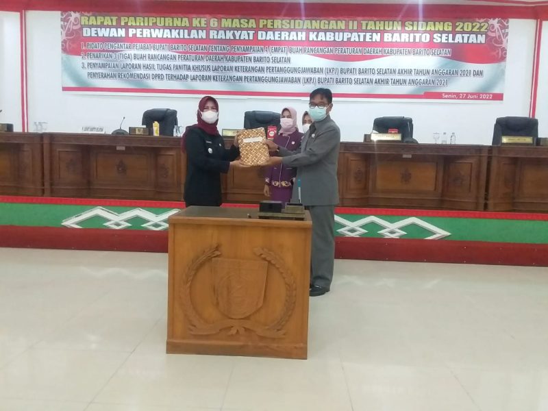 Lisda Arriyana, Pj Bupati dan Farid Yusran, Ketua DPRD Barsel saat menyerahkan 4 buah Ranperda yang telah disetujui semua Fraksi di DPRD Barsel pembahasannya. 
Foto. Alifansyah/1tulah.com
