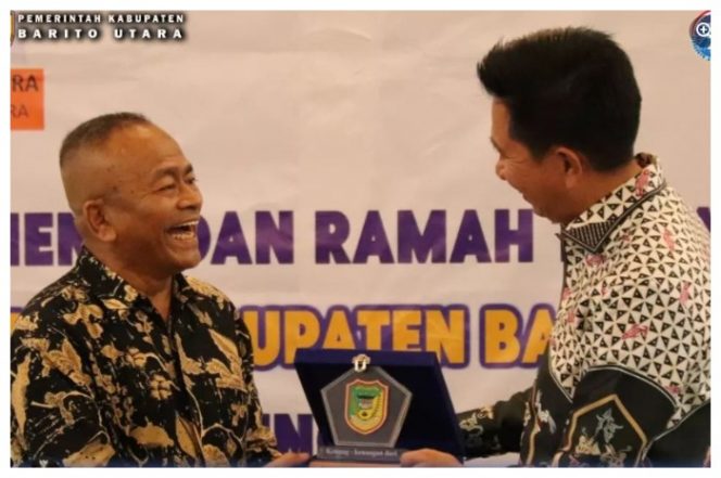 Bupati Nadalsayah saat menyerahkan plakat kepada Ketua PWI Pusat Atal S. Depari. Foto.Delia/1tulah.com