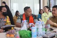 Kapolres Bartim, AKBP Afandi Eka Putra (kiri) pejabat Dandim 1012/BTK, Letkol Inf. Hendro Wicaksono, S.I.P. (tengah) Bupati Bartim, Ampera AY Mebas (kanan). 
Foto: 1tulah.com/zakirin
