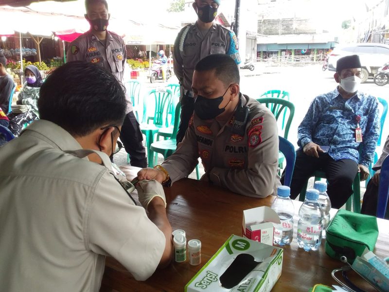 Kapolres Barsel AKBP Yusfandi Usman saat mngecek kondisi kesehatan di acara bhkati kesehatan
Foto. Alifansyah/1tulah.com
