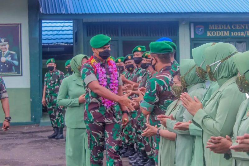 Dandim 1012 Buntok yang baru saat disambut oleh seluruh anggota Kaodim dan ibu-ibu Persit. Foto. Alifansyah/1tulah.com