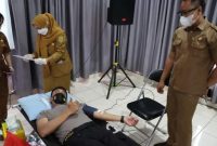 Salah satu personel Polres Barsel saat mendonorkan darahnya. Foto. Alifansyah/1tulah.com