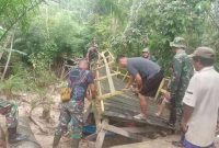 Babinsa Koramil 04 Dusun Timur, Kabupaten Barito Timur (Bartim), bantu warga bergotong royong memperbaiki jembatan. Foto: 1tulah.com/zakirin