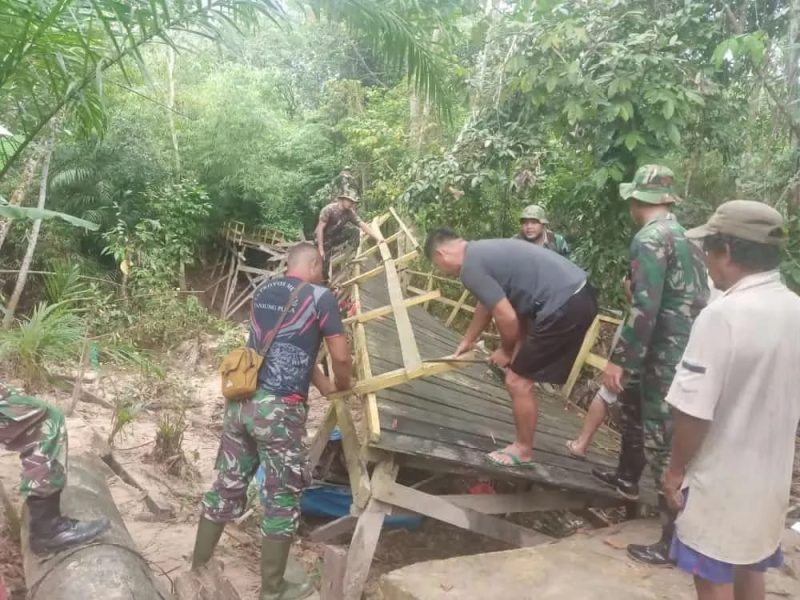Babinsa Koramil 04 Dusun Timur, Kabupaten Barito Timur (Bartim), bantu warga bergotong royong memperbaiki jembatan. Foto: 1tulah.com/zakirin