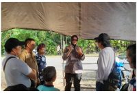 Kapolsek Teweh Tengah Kompol Reny Arafah saat berbicara dengan warga yang sempat menolak pemasangan spanduk dilarang berjudi di acara ritual wara.Foto.Deni/1tulah.com