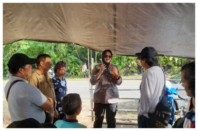 Kapolsek Teweh Tengah Kompol Reny Arafah saat berbicara dengan warga yang sempat menolak pemasangan spanduk dilarang berjudi di acara ritual wara.Foto.Deni/1tulah.com