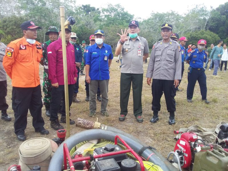 Eddy Purwanto (dua dari kanan) bersama Alip Suraya Kepala BPBD (kiri baju oranye) saat memeriksa Sarpras persiapan simulasi Karhutla. 
Foto. Alifansyah/1tulah.com
