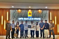 Wakil Ketua II DPRD Kalteng H Jimmy Carter didampingi jajaran Komisi II DPRD Kalteng, saat menerima cinderamata dari pimpinan PLN UP3 Kuala Kapuas, saat kunjungan kerja beberapa waktu lalu. foto suara.com

