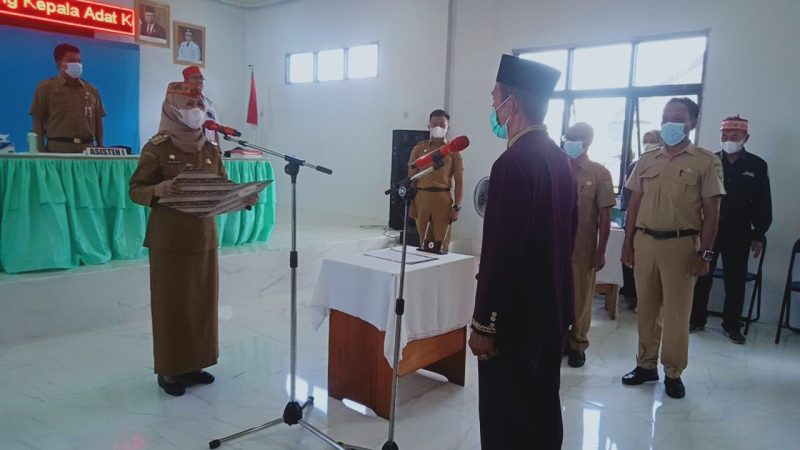 
Lisda Arriyana, Pj Bupati Barsel saat membacakan sumpah janji kepada Damang Kepala Adat Jenamas yang dilantik. 
Foto. Alifansyah/1tulah.com
