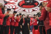 Ketua Umum PDIP Megawati Soekarnoputri (tengah) berjalan meninggalkan ruangan usai memimpin Penutupan Rakernas II PDIP di Sekolah Partai, Lenteng Agung, Jakarta, Rabu (23/6/2022). foto suara.com